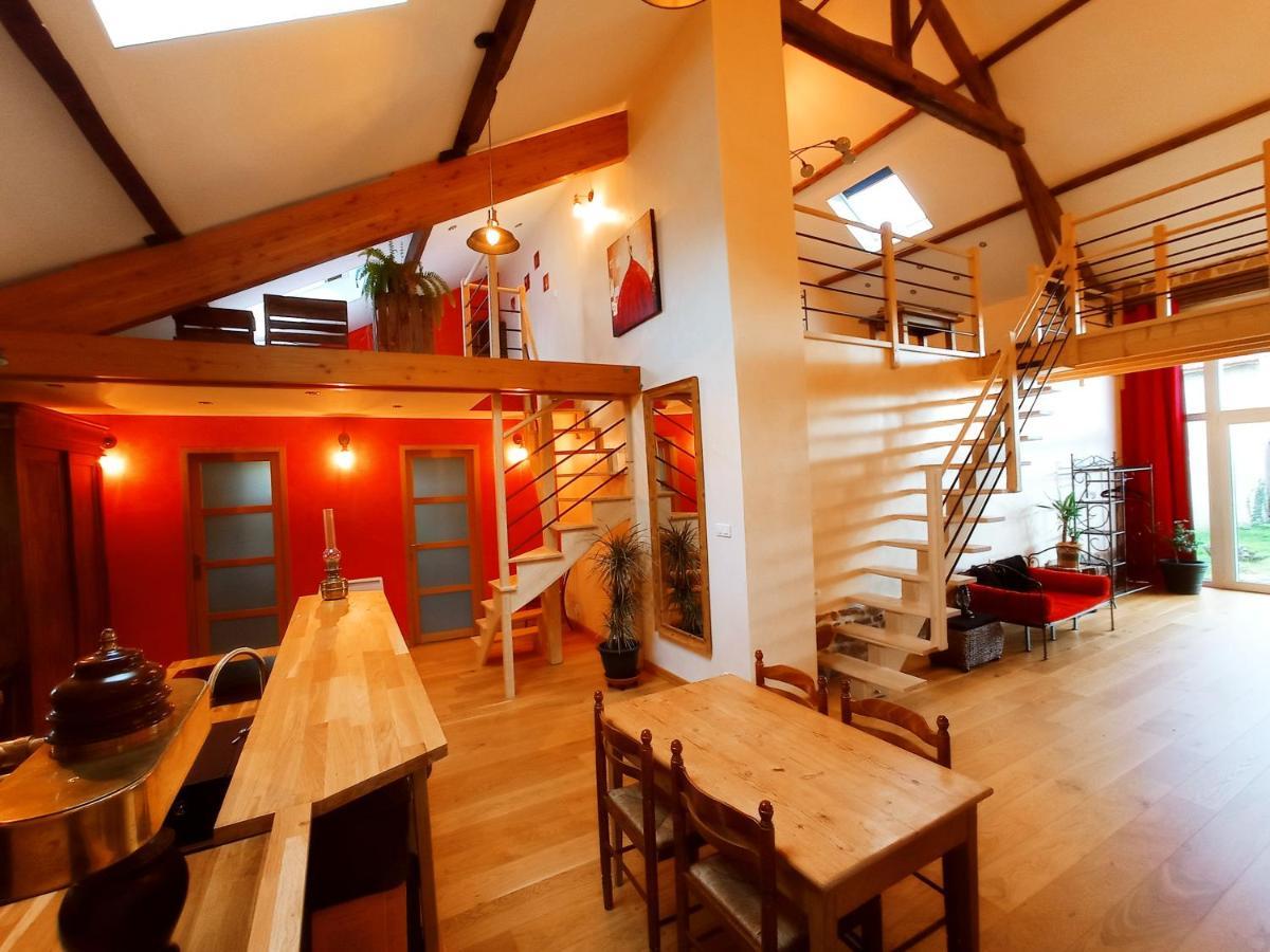 Вилла La Grange De Marie A St Angel - Magnifique Grange Renovee En Loft Pour 1 A 6 Pers Saint-Angel  Экстерьер фото